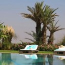 Location villa Marrakech avec piscine privée : pourquoi attendre les vacances scolaires ?