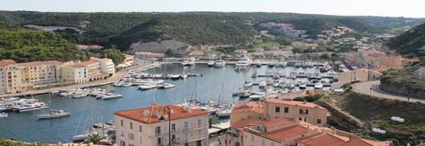 Voyagez autrement: louez un bateau entre particuliers en Corse.