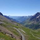 Idée découverte à la belle saison : La route des cols alpins en moto ou en vélo.