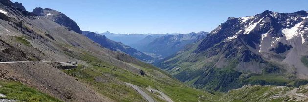 Idée découverte à la belle saison : La route des cols alpins en moto ou en vélo.