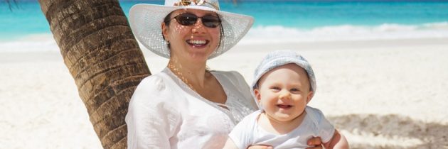 Vacances en bord de mer : que mettre dans la valise de bébé ?